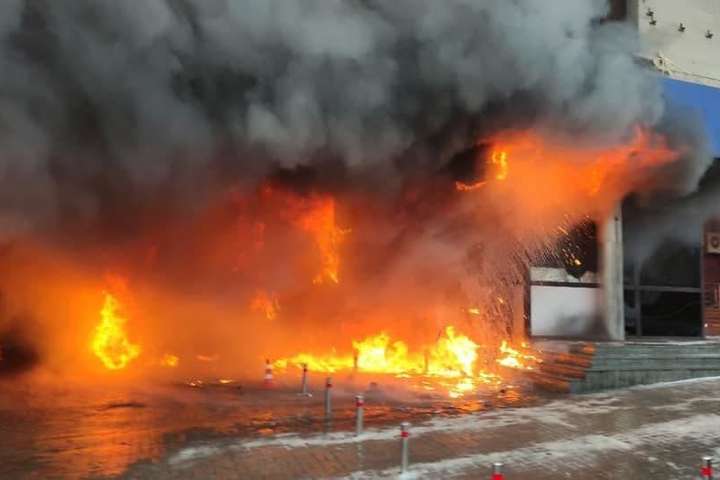 У центрі Києва сталася масштабна пожежа: горить готель (відео, фото)