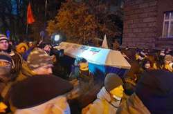 Активісти принесли під офіс президента труну (фото)