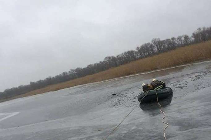 На Дніпропетровщині двоє рибалок провалилися під лід та потонули