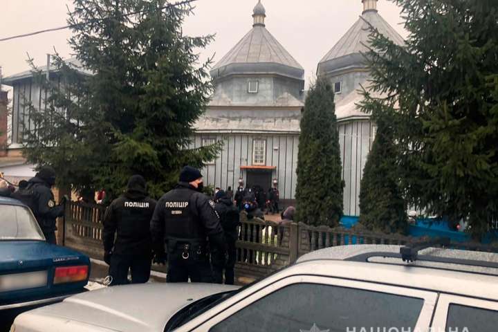 На Буковині парафіяни не поділили церкву і побили в ній вікна (відео)