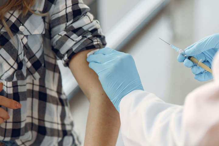США планують до кінця року вакцинувати від коронавірусу 40 млн осіб