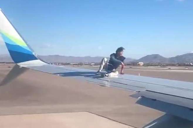 У Лас-Вегасі чоловік потрапив до лікарів після спроби полетіти на крилі літака