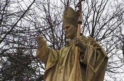 На Львівщині вандали пошкодили два пам’ятники Папі Римському Івану Павлу ІІ