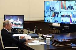 Президент России Владимир Путин живет в своей подмосковной резиденции в Ново-Огарево, уверяет представитель Кремля