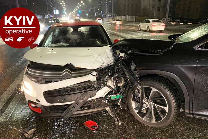 У Києві п’яна водійка Lexus лоб у лоб протаранила авто з дитиною (фото, відео)