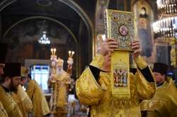 Українська церква не має права варити миро і їй заборонено мати єпархії та парафії за межами країни.