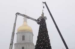 Капелюх зняли за допомогою крана з верхівки ялинки