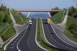 Високі витрати на будівництво і ремонт доріг обумовлюються тим, що якість нашої інфраструктури значно відстає від інших країн