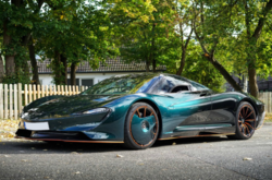  Суперкар с конструкцией из композитных материалов укомплектован гибридной силовой установкой на основе четырех литровых твин-турбо V8 мощностью 756 лошадиных сил 
 Фото:  JamesEdition  