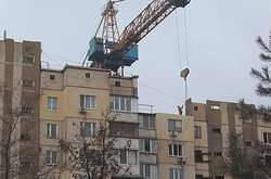 Будинок розбирають за допомогою баштового крана