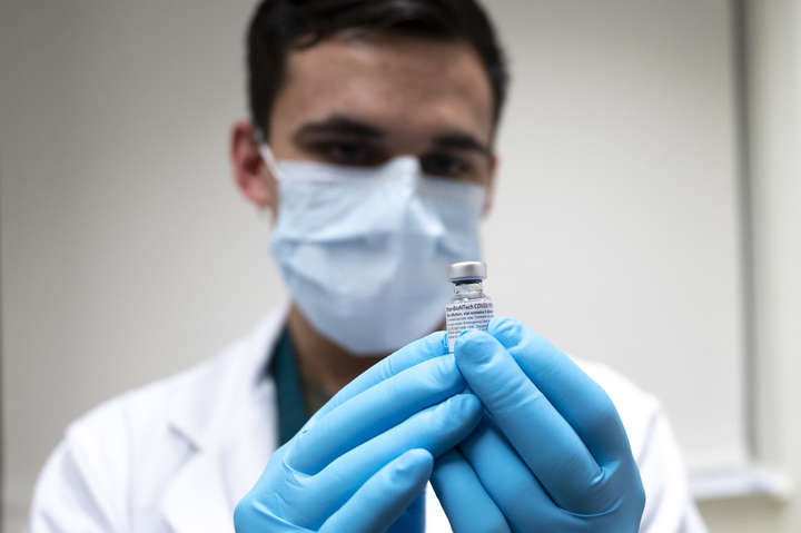 Канада почала масову вакцинацію від коронавірусу 