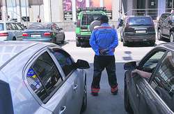 Чтобы делать красивые фото: столичным парковщикам купят дорогие смартфоны