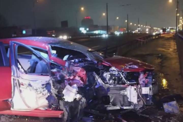 У Києві Toyota на швидкості врізалась у бетонну огорожу: є постраждалі (відео)