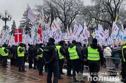 Мітингувальники заблокували урядовий квартал: рух в центрі паралізовано (фото, відео)