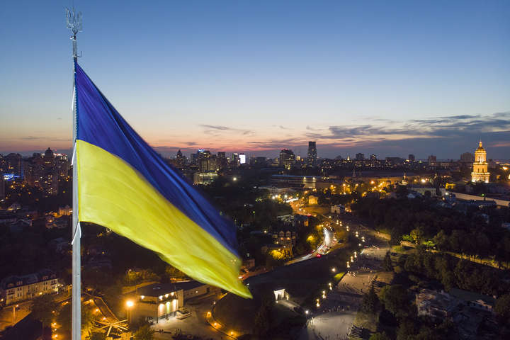 Полотно головного прапора України міняють на «зимове»