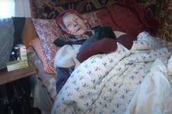  Ніна Харченко не встає з ліжка і лежить під кількома ковдрами, бо в хаті дуже холодно  