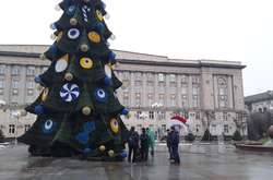 Не шляпой единой: в Черкассах главную елку украсили «оком дьявола»