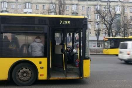 Через протести в центрі Києва затримується рух автобусів