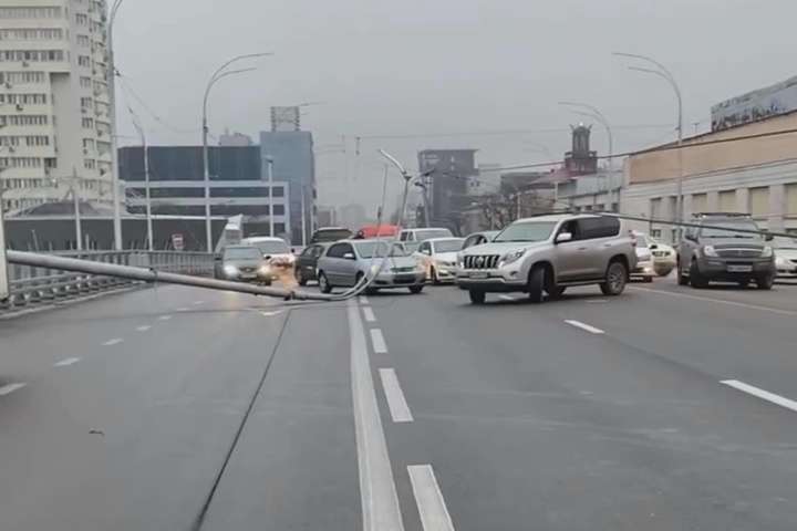 Шулявський міст знову «втомився»: на шляхопроводі впали стовпи (фото, відео)
