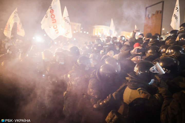 Сутички та вибухи: поліція розганяє акцію протесту на Майдані (фото)