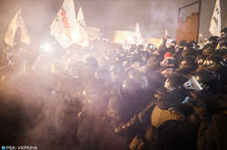 Сутички та вибухи: поліція розганяє акцію протесту на Майдані (фото)
