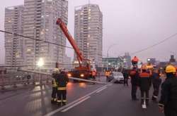  На місці події працюють представники Дирекції  будівництва шляхово-транспортних споруд,  фахівці КП «Київпастранс», аварійна бригада КП «Київміськсвітло», правоохоронці 