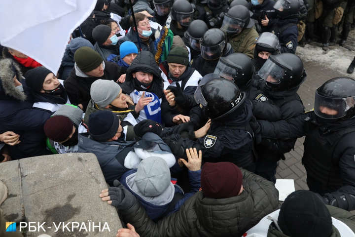 Протести в центрі Києва: є перші постраждалі (фото)