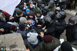 Протести в центрі Києва: є перші постраждалі (фото)