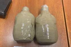 На кордоні з Росією затримали пенсіонерку з двома пляшками наркотиків