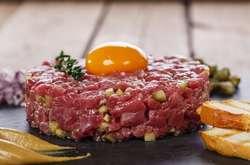 Лікарі попросили американців не їсти сирий фарш