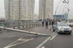 Падіння електроопор на автівки у Києві: з'явилося відео