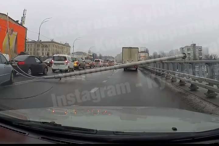 З’явилося ще одне відео моменту падіння опор на Шулявському мосту