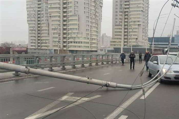 Синхронное падение электроопор на Шулявском мосту в Киеве: появилось видео