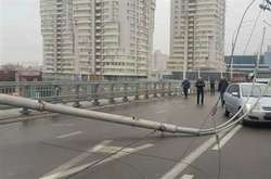 Появилось видео падения столбов на Шулявском мосту в Киеве