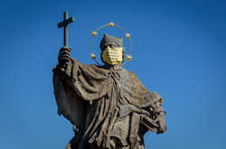 Мета локдауну - стримати поширення коронавірусної інфекції в країні (на фото алегорія часів пандемії - скульптура німецького імператора в місті Вюрцбург з натягненою маскою)