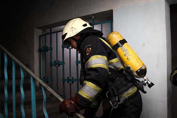 Під час пожежі в багатоповерхівці в Києві постраждала жінка
