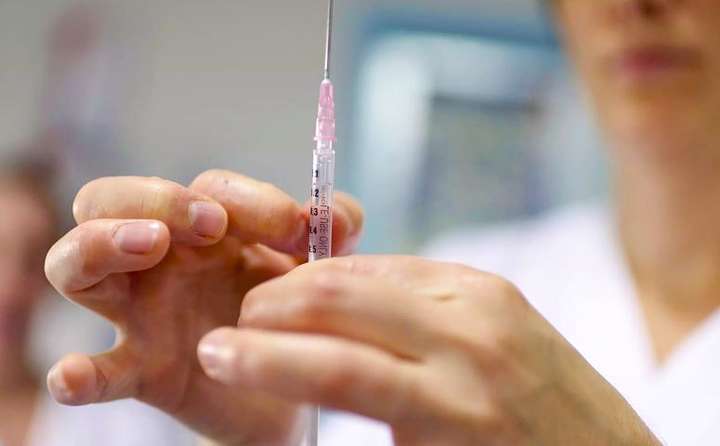 Медики закликають українців вакцинуватися від важкої інфекції