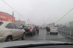 На Шулявському шляхопроводі впали три опори освітлення