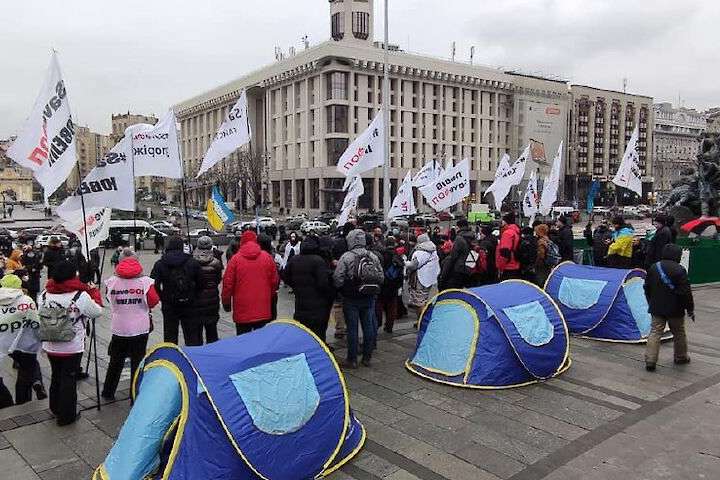 На Майдані Незалежності перебуває близько сотні протестувальників - На Майдані знову сутички: цього разу – через пінопласт
