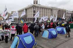 На Майдане начались стычки с полицией. Теперь из-за пенопласта