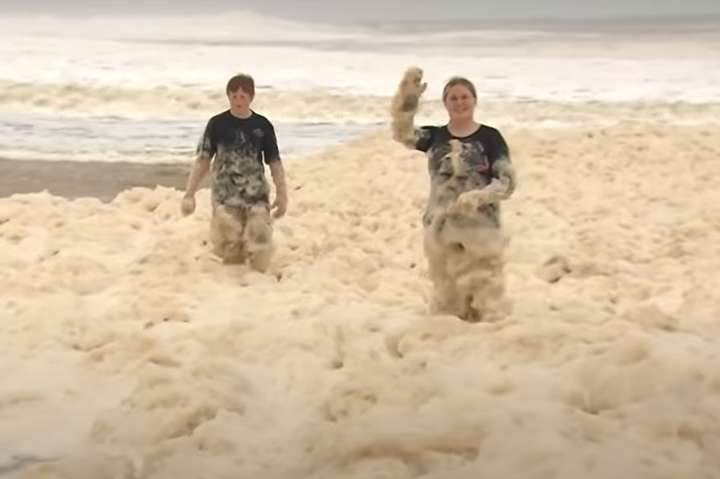 Узбережжя австралійського міста Голд-Кост накрила морська піна рудого кольору (відео)