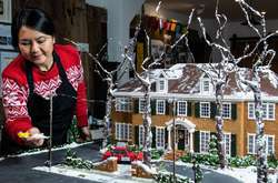 В честь 30-летия фильма «Один дома» создан огромный пряник в виде дома Кевина