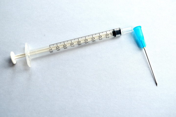 Франція перенесла масову вакцинацію від Covid-19 на кінець 2020 року