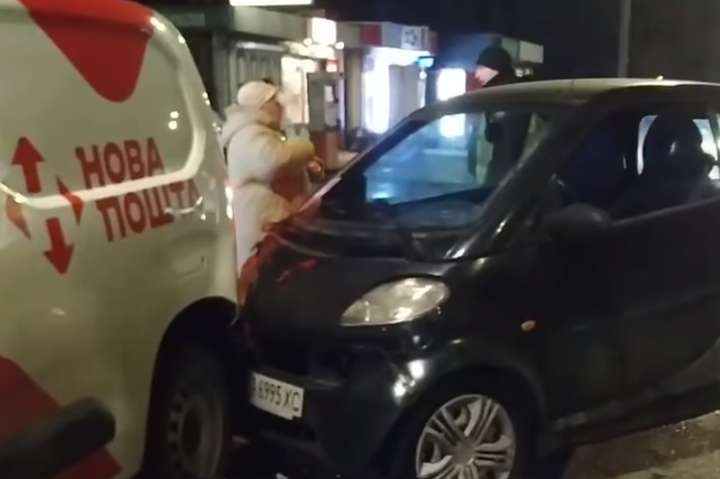 У Києві п’яний водій Smart в‘їхав у припарковану автівку «Нової пошти» (відео)