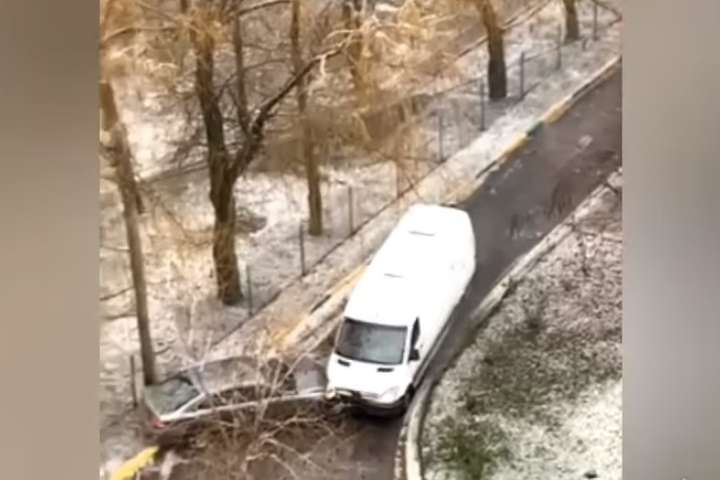 Під Києвом зухвалий водій розтрощив чотири автівки та втік (відео)
