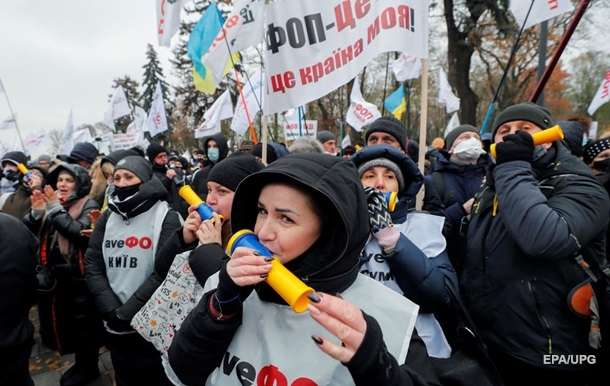 На Майдане продолжается протест предпринимателей: люди всю ночь простояли на ногах