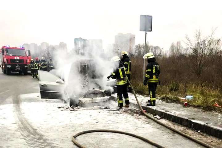 У Києві на ходу загорівся автомобіль: постраждав водій (фото)