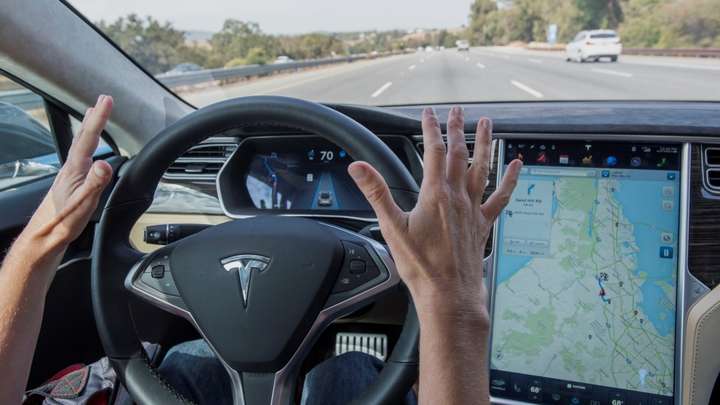 Полицейские остановили Tesla на автопилоте за превышение скорости: что из этого вышло