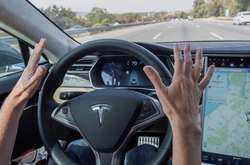 Полицейские остановили Tesla на автопилоте за превышение скорости: что из этого вышло