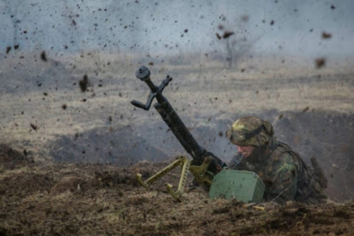 Окупанти на Донбасі обстріляли українських захисників з важкого озброєння